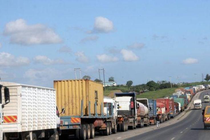 Busy Nakuru Nairobi highway shutdown at Pipeline area over leaking fuel tanker