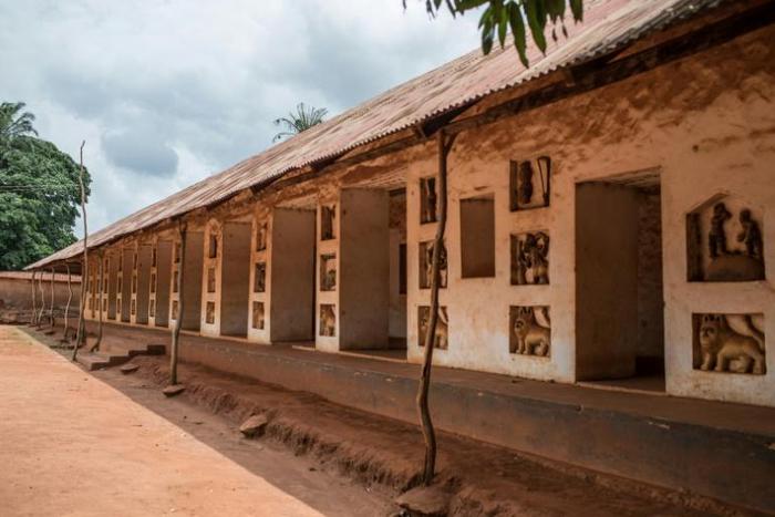 The palace dates to the Kingdom of Dahomey which reached its peak in the 18th and 19th centuries before conquest by Paris in the 1890s ended its rule