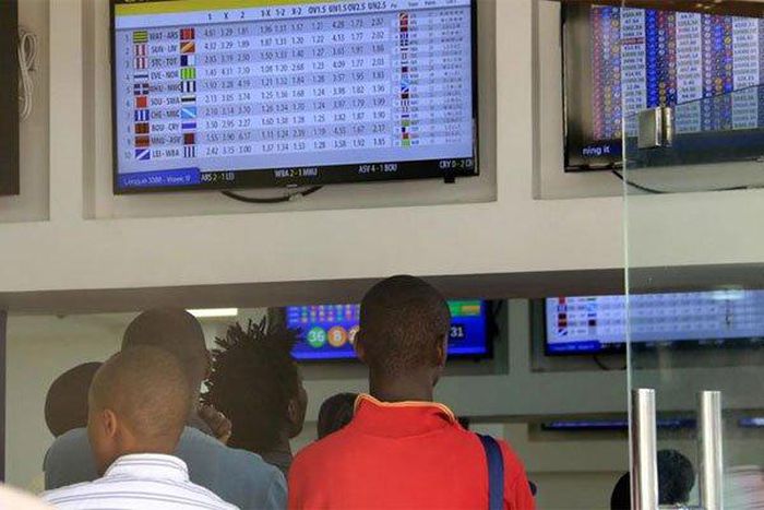 Kenyans at a betting shop (Twitter)