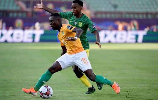 Mamelodi Sundowns midfielder Themba Zwane (R) playing for South Africa against the Ivory Coast at the 2019 Africa Cup of Nations in Egypt