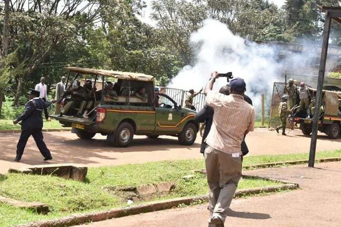 Police engaged in running battles, lobbing tear gas at protesters (Twitter)