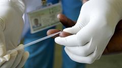 Margaret Muchiri, a counsellor, prepares to get a blood sample from a woman to test for HIV at the Mater Hospital in Kenya's capital Nairobi, September 10, 2015.      REUTERS/Thomas Mukoya