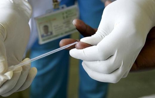 Margaret Muchiri, a counsellor, prepares to get a blood sample from a woman to test for HIV at the Mater Hospital in Kenya's capital Nairobi, September 10, 2015.      REUTERS/Thomas Mukoya
