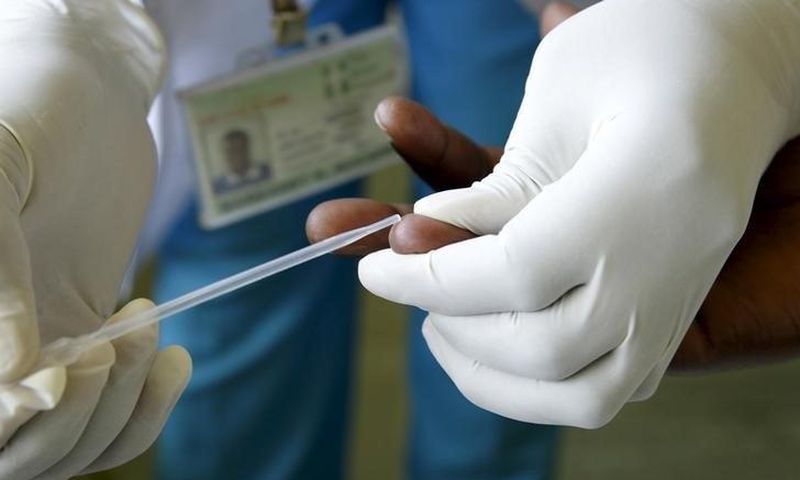 Margaret Muchiri, a counsellor, prepares to get a blood sample from a woman to test for HIV at the Mater Hospital in Kenya's capital Nairobi, September 10, 2015.      REUTERS/Thomas Mukoya