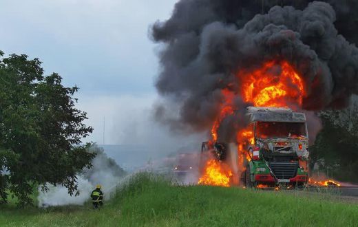 Two trucks burst into flames along Nairobi-Nakuru highway (Courtesy)