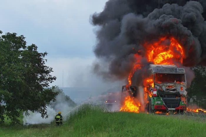 Two trucks burst into flames along Nairobi-Nakuru highway (Courtesy)