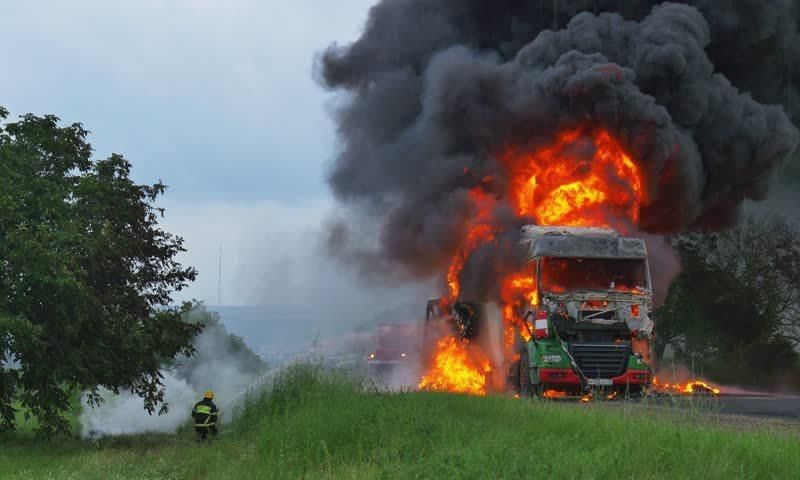Two trucks burst into flames along Nairobi-Nakuru highway (Courtesy)