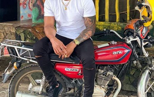 Otile Brown gifts his newly signed artiste a brand new car