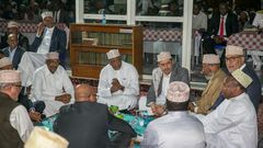 President Uhuru Kenyatta with Muslim leaders during his historic visit to Jamia Mosque as a sitting president (PSCU)