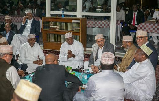 President Uhuru Kenyatta with Muslim leaders during his historic visit to Jamia Mosque as a sitting president (PSCU)
