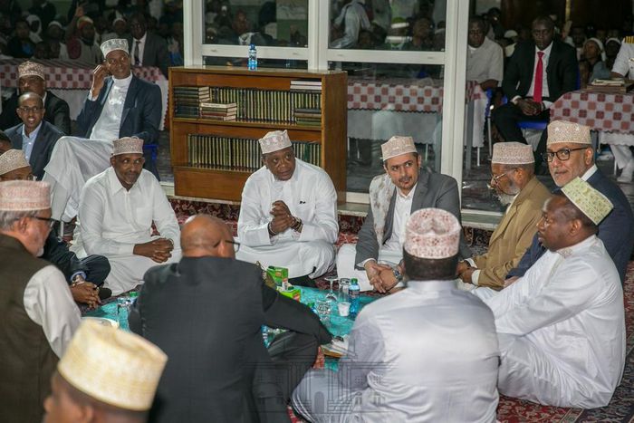 President Uhuru Kenyatta with Muslim leaders during his historic visit to Jamia Mosque as a sitting president (PSCU)