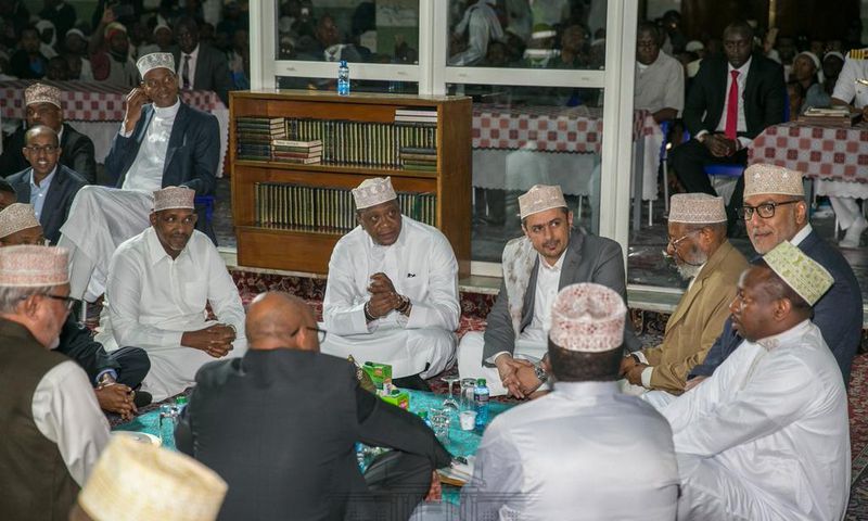 President Uhuru Kenyatta with Muslim leaders during his historic visit to Jamia Mosque as a sitting president (PSCU)