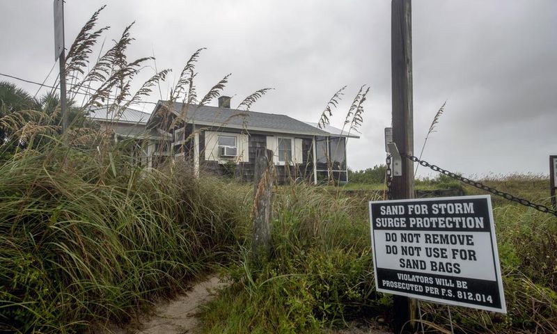 Churning North, Hurricane Drubs Weary Carolinas
