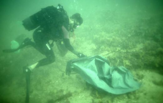An association of amateur divers in Senegal is removing plastic rubblish from the seabed