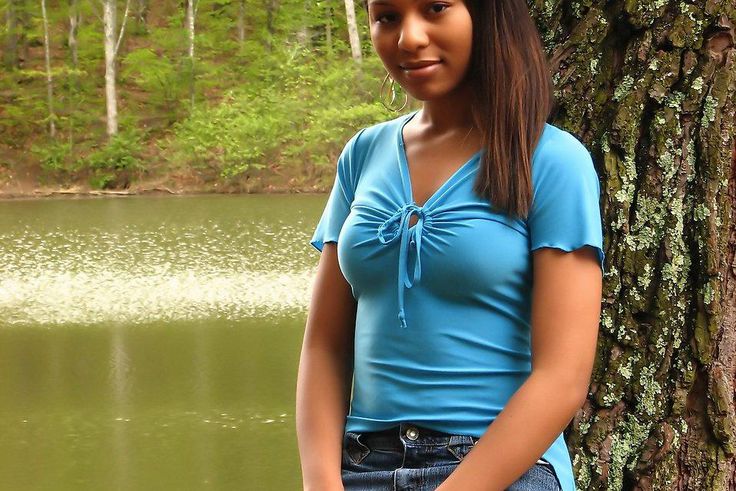 Beautiful girl posing for a photo (freestockphotos)