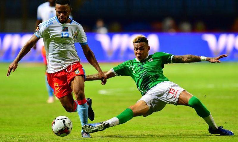 Madagascar midfielder Anicet Andrianantenaina (R) tackles Democratic Republic of Congo forward Elia Meschak during an Africa Cup of Nations last-16 match in Egypt