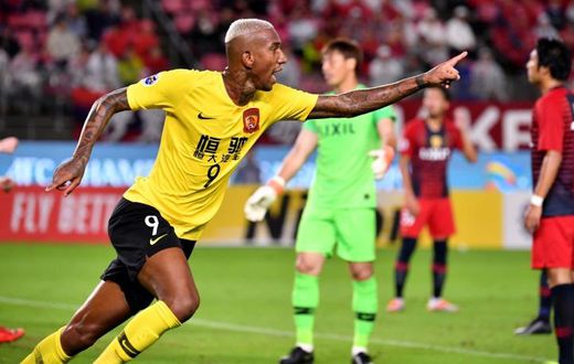 Talisca celebrates his crucial away goal that took Guangzhou Evergrande into the semi-finals