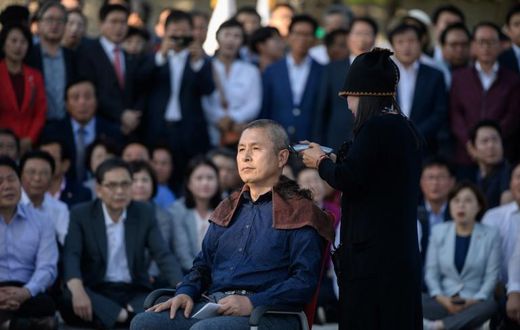 Main opposition Liberty Korea Party leader Hwang Kyo-ahn has his head shaved during a protest outside the presidential Blue House in Seoul