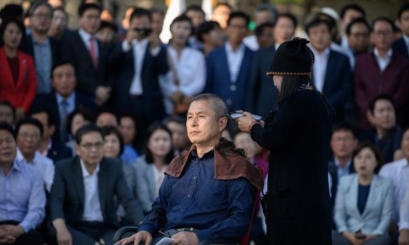 Main opposition Liberty Korea Party leader Hwang Kyo-ahn has his head shaved during a protest outside the presidential Blue House in Seoul