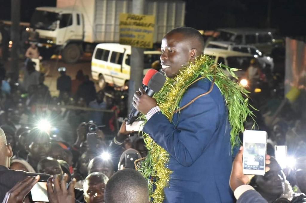 Nandi Governor Stephen Sang addressing crowds in Nandi Hills after he was released on Sh1 million bond