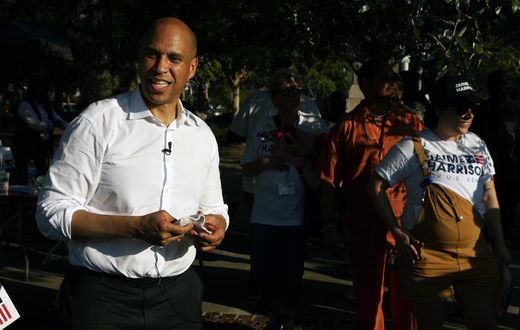 Cory Booker Lags Leaders but Hits Fundraising Goal to Stay in Race