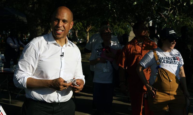 Cory Booker Lags Leaders but Hits Fundraising Goal to Stay in Race