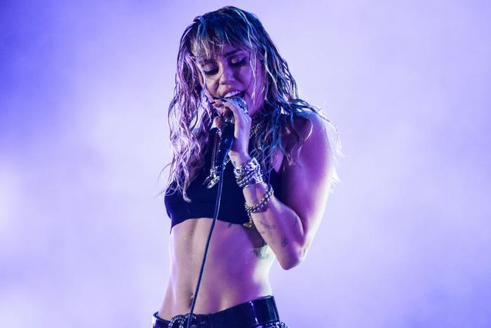 Miley Cyrus Bought a Penis Cake for Liam Hemsworth