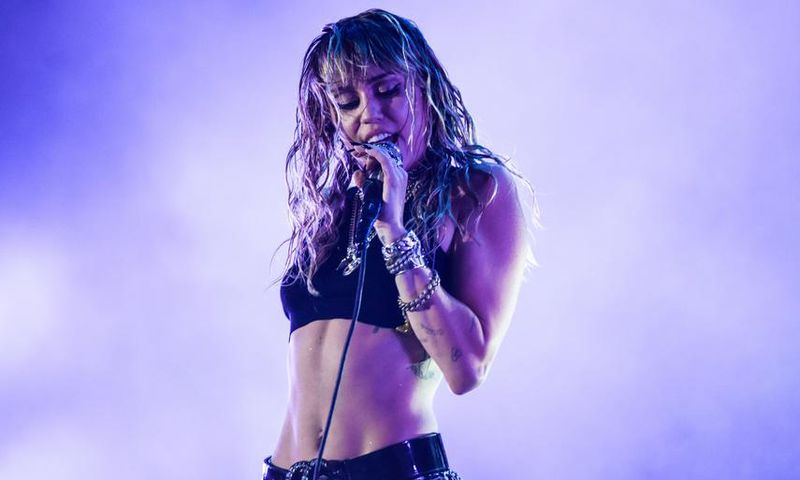 Miley Cyrus Bought a Penis Cake for Liam Hemsworth