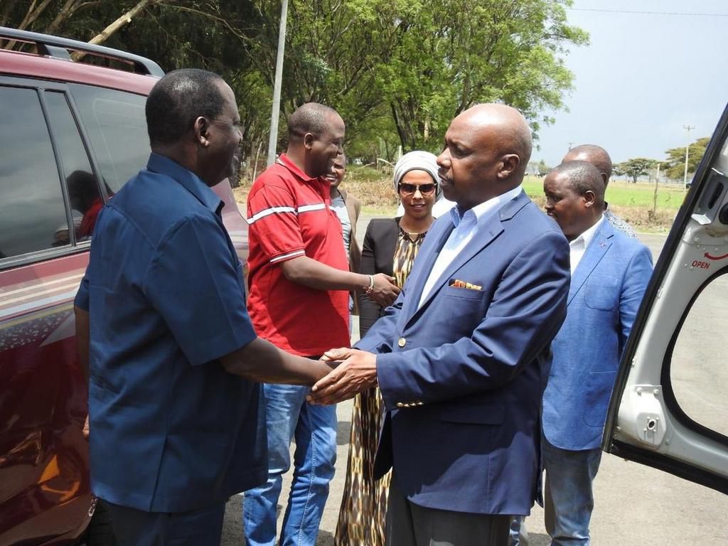 Former PM Raila Odinga received by Senator Gideon Moi when he visited Mzee Moi in Kabarak on May 5, 2019 (Twitter)