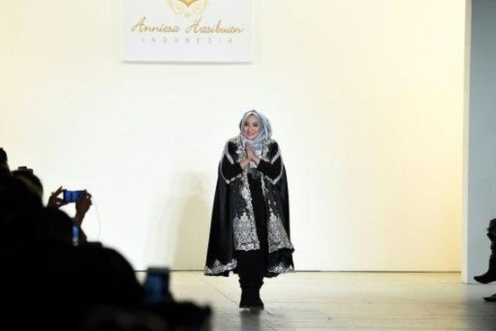 Indonesian designer Anniesa Hasibuan has developed a trademark style that complements the hijab with flowing, iridescent gowns