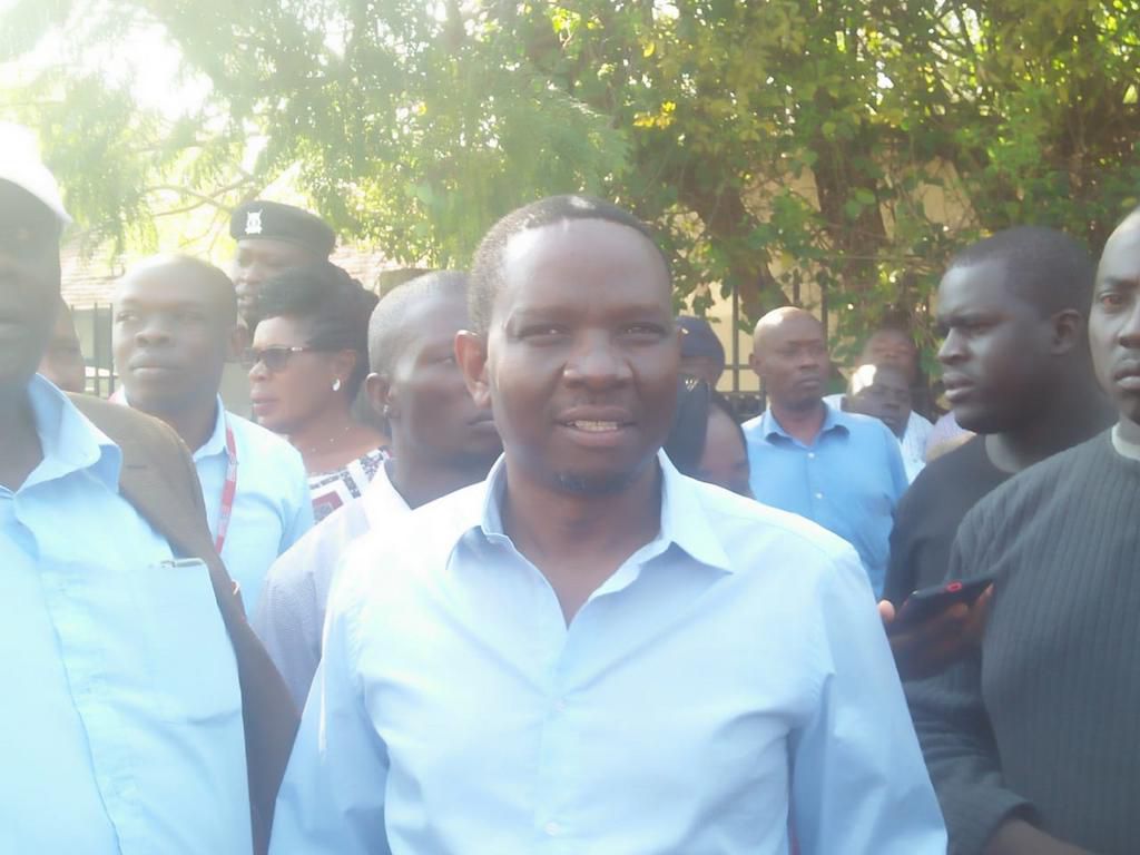 Chaos breaks out at Kisumu County Assembly, police lob teargas at rowdy supporters of Speaker Onyango Oloo