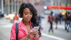 Woman using phone(ks1075)