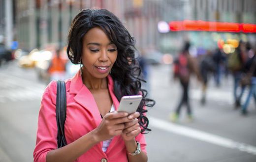 Woman using phone(ks1075)