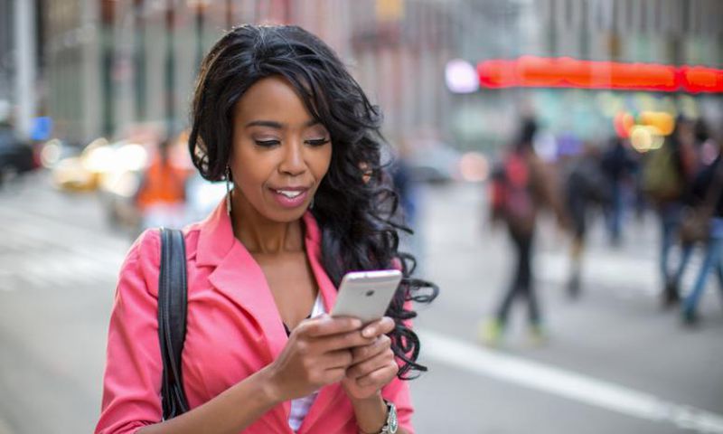 Woman using phone(ks1075)