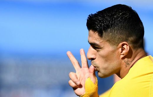 Luis Suarez set Barca on their way with a delightful lob
