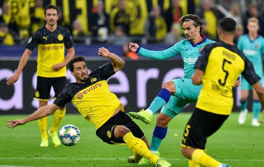 Hummels (L) helped Dortmund keep a clean sheet in their 0-0 draw with Barcelona on Tuesday