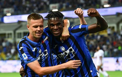 Atalanta's Colombian forward Duvan Zapata (R) scored the 95th-minute winner in Genoa.