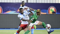 Madagascar midfielder Anicet Andrianantenaina (R) tussles for possession with Democratic Republic of Congo forward Cedric Bakambu during an Africa Cup of Nations last-16 match in Egypt