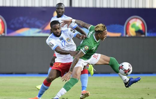 Madagascar midfielder Anicet Andrianantenaina (R) tussles for possession with Democratic Republic of Congo forward Cedric Bakambu during an Africa Cup of Nations last-16 match in Egypt