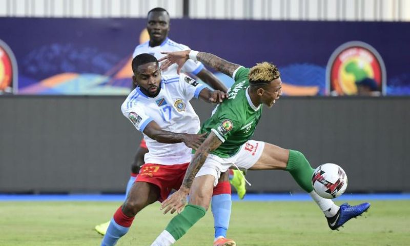 Madagascar midfielder Anicet Andrianantenaina (R) tussles for possession with Democratic Republic of Congo forward Cedric Bakambu during an Africa Cup of Nations last-16 match in Egypt