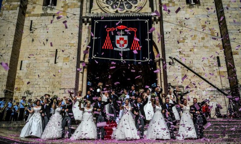 Financed by sponsors and TV rights, broadcast live on television, couples who would not otherwise have the means are gifted a deluxe wedding worth 400,000 euros