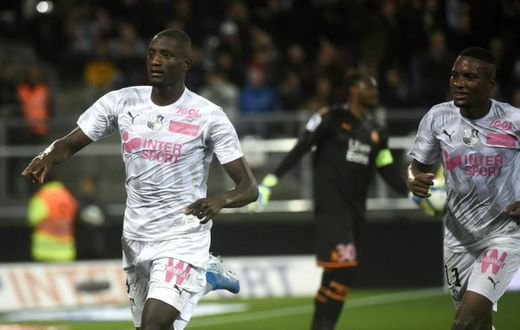 Amiens' French forward Sehrou Guirassy (L) celebrates with his teammates after scoring a goal during the French L1 football match between SC Amiens and Marseille at the Licorne Stadium in Amiens