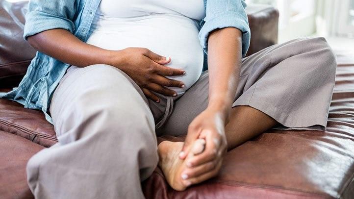 Pregnant woman with swollen feet (What to Expect)