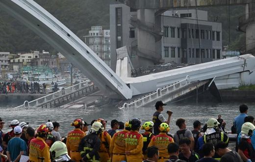 The bridge collapsed in the northeastern town of Nanfangao