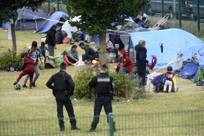 Some 800 people pitched tents around the crammed gymnasium where around 170 people, mostly Iraqi Kurds hoping to reach Britain, had been sheltering