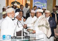 President Uhuru Kenyatta gifted with a copy of the Koran during his visit to Jamia Mosque (PSCU)