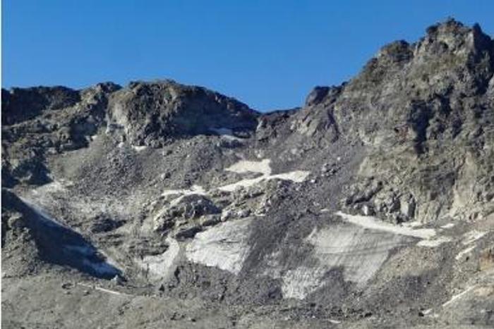 Images of the Pizol glacier taken in 2006 (L) and 2019 (R) show how much ice has been lost