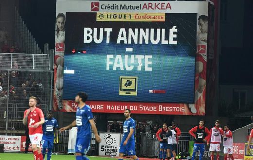 After a delay the officials ruled out a goal for Rennes at Brest