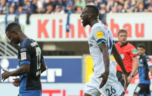 Le défenseur de Schalke, Salif Sane, lors d'un match de Bundesliga à Paderborn, le 15 septembre 2019