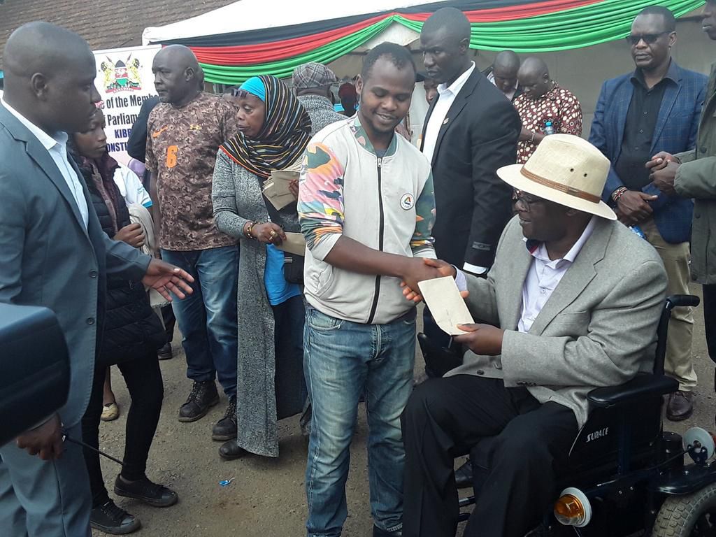 Police lob teargas on Kangemi youth after they stormed census enumerators training session